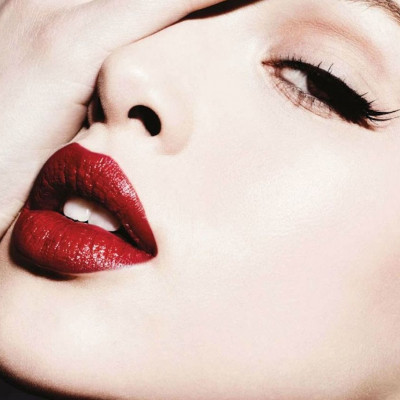 Τα πορφυρά κραγιόν που θα απογειώσουν το σημερινό, βραδινό σου ντύσιμο!