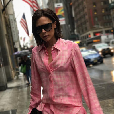 Η Harper Beckham «κλέβει» την παράσταση στην οικογενειακή κάρτα της οικογένειας