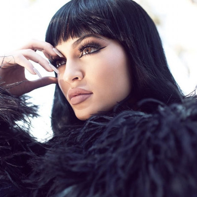 Η Khloe Kardashian μόλις αποκάλυψε κατά λάθος τη φουσκωμένη κοιλίτσα της Kylie Jenner