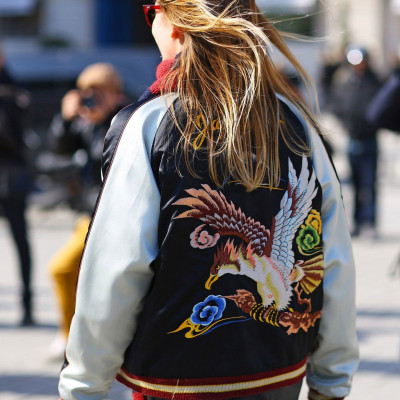 Tα bomber jackets είναι και φέτος στη μόδα και εμείς σου δείχνουμε πώς να τα φορέσεις