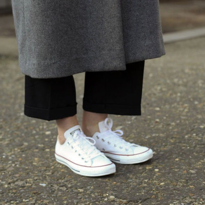 Eσύ ξέρεις πώς να καθαρίσεις τα λευκά sneakers σου στο πλυντήριο;