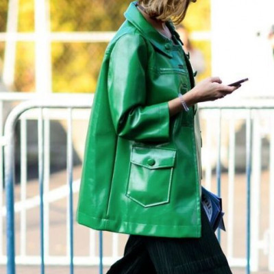 Ένας άντρας μας συμβουλεύει: Μήπως το παρακάνετε στα social media;