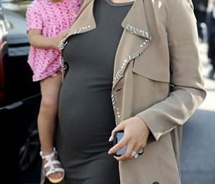 Η κοιλίτσα της φούσκωσε πολύ: Δες την star σε νέα έξοδο με την κόρη της