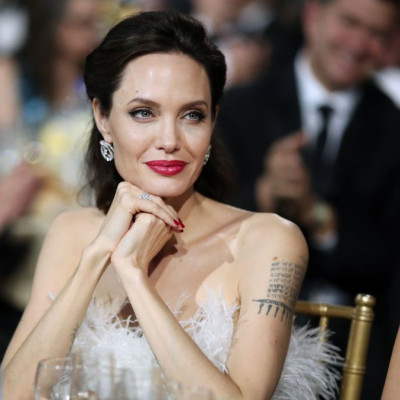 Η Angelina Jolie φωτογραφίζεται με τις κόρες της