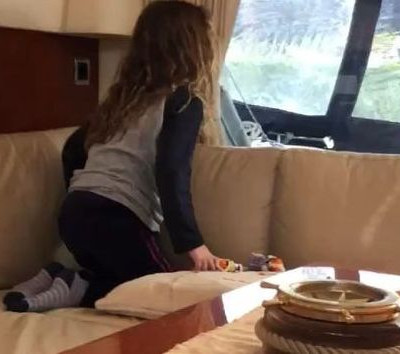 Ηλέκτρα Λύρα: Η κούκλα κόρη της Πέγκυς Ζήνα και του Γιώργου Λύρα τραγουδά και μας τρελαίνει (vid)