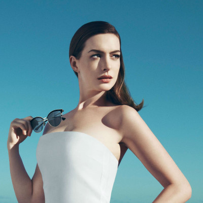 Μα πού είχε χαθεί; Δες την Anne Hathaway με την οικογένειά της μετά από καιρό