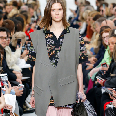 Σε τιμή ευκαιρίας: Διάσημο brand πουλάει πλαστική «σακούλα» στην τιμή των 478 ευρώ!