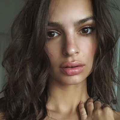 Η Emily Ratajkowski ποζάρει (και πάλι) ολόγυμνη