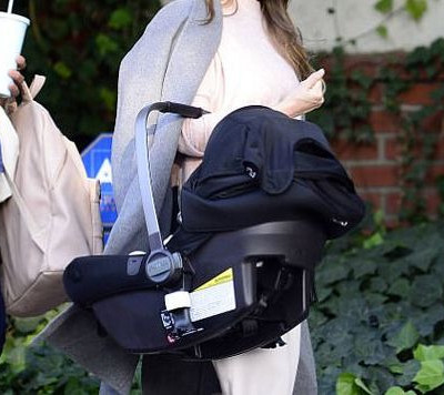 Πριν ένα μήνα γέννησε ο φακός την απαθανάτισε σε βόλτα με το μωράκι της