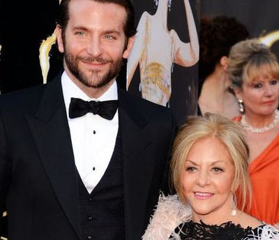 Γονείς που περπάτησαν στο κόκκινο χαλί με τα παιδιά τους