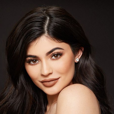 Η Stormi Jenner έγινε ενός μηνός και η Kylie μας δείχνει για πρώτη φορά το προσωπάκι της