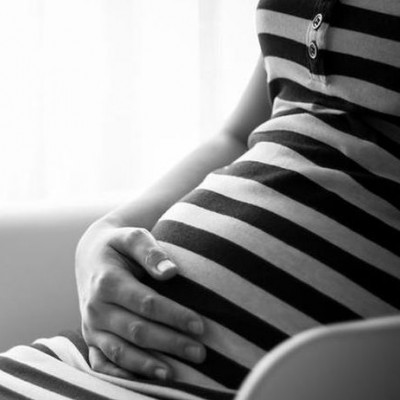 Ηλικία τεκνοποίησης μητέρας: Πώς επηρεάζει το πότε θα αποκτήσει παιδί η κόρη