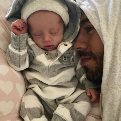 Ο Enrique Iglesias λιώνει στα φιλιά ένα από τα δίδυμα μωράκια του κι εμείς λιώνουμε μαζί του