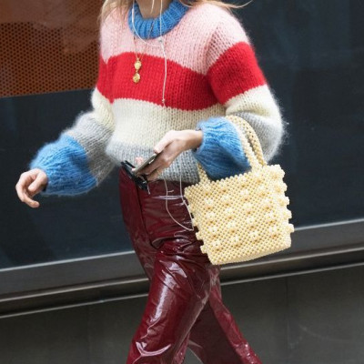 Αυτή η τσάντα από πέρλες έχει κατακλύσει το Instagram και σου εξηγούμε το γιατί