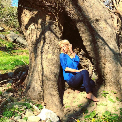 Η Μενεγάκη απολαμβάνει το Σαββατοκύριακο στην Άνδρο: Το αστείο βίντεο και τα γέλια της Μαρίνας της!