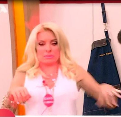 Τα ουρλιαχτά της Ελένης Μενεγάκη on air - Παραλίγο να καούν τα μαλλιά της!