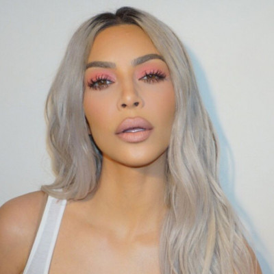 Kim Kardashian: Μας δείχνει αναλυτικά τα 3 «θαυματουργά» βήματα του μακιγιάζ της