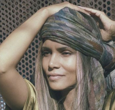 Halle Berry: Κάνει γιόγκα topless και «ρίχνει» το Instagram (pics)