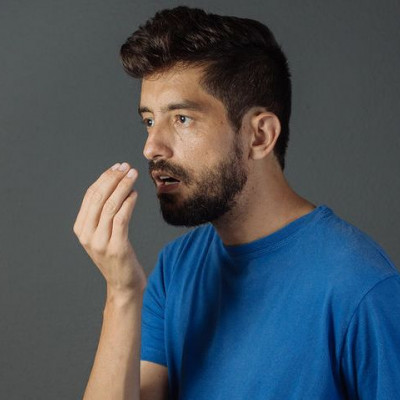 Κακοσμία στόματος: Οι αιτίες και πώς θα την αντιμετωπίσετε