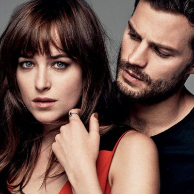 Η Dakota Johnson ημίγυμνη στο νερό αγκαλιά με φίλες της; Ω ναι!