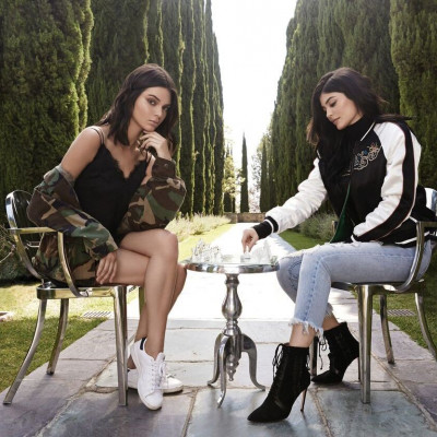 Η FOREVER 21 έκανε (επιτέλους) τη μεγάλη αποκάλυψη: it’s KENDALL + KYLIE!