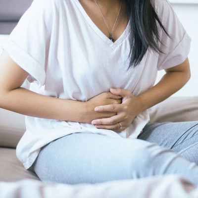 Πόνος στην κοιλιά: Τα 8 σημάδια που δείχνουν ότι είναι σοβαρός