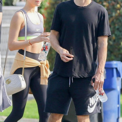 Τι σώμα! Δεν θα πιστέψεις ποιανού σύντροφος είναι αυτό το hot κορίτσι