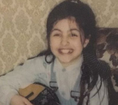 Αναγνωρίζετε ποια Ελληνίδα τραγουδίστρια είναι το κοριτσάκι της φωτογραφίας;