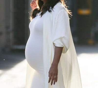 Η εγκυμοσύνη της πάει πολύ! Λάμπει φορώντας το λευκό της φόρεμα η διάσημη ηθοποιός (pics)