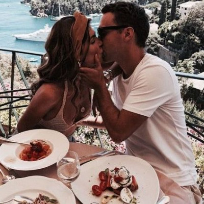 7 συμπεριφορές που κάνουν έναν άντρα να «κολλήσει» με μία γυναίκα