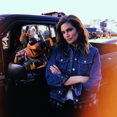 Cindy Crawford: Στα 52 της ποζάρει χωρίς ίχνος μακιγιάζ (pics)