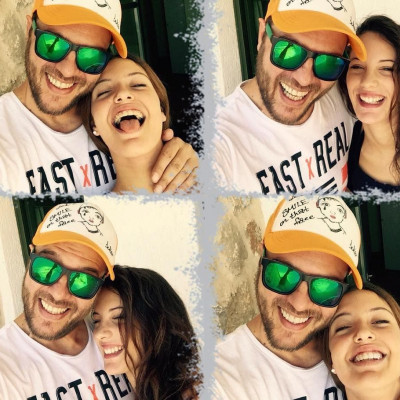 Ο Λάμπης Λιβιεράτος ποζάρει μαζί με τις κούκλες κόρες του, Δανάη & Νεφέλη