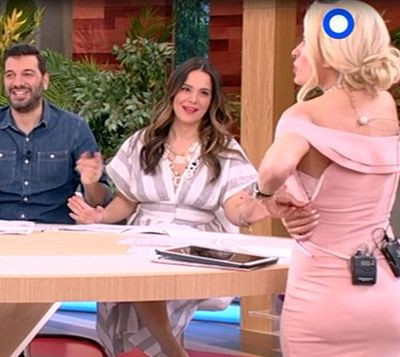 Η Ελένη Μενεγάκη ξέχασε να κουμπώσει το φόρεμά της - Δείτε την αντίδρασή της on air!