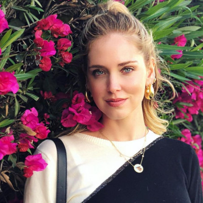 Η Chiara Ferragni ποζάρει με crop top ένα μήνα μετά τη γέννα
