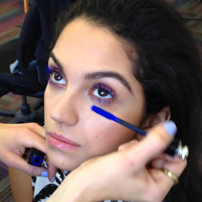 Μπλε βλεφαρίδες: Η τάση για φέτος που θα απογειώσει το βλέμμα σου