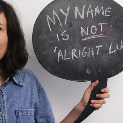 Το κοινωνικό πείραμα που σαρώνει: Πώς αισθάνεται μια γυναίκα όταν την παρενοχλούν στον δρόμο;