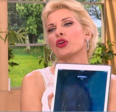 Ελένη: Το τηλεφώνημα του γιου της Άγγελου on air: «Παιδί μου κλείσε, έχω εκπομπή»!