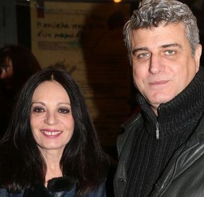 Δείτε την Έφη Μουρίκη νύφη με κόκκινο φόρεμα