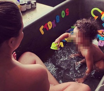 Τρελαθήκαμε! Έτσι κάνουν μπάνιο με το μικρό της αγγελούδι