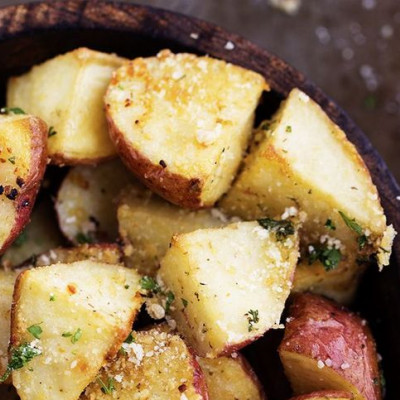 Βρήκαμε το κόλπο για τις πιο τραγανές πατάτες + μια συνταγή με ταχίνι για να τις συνδυάσεις