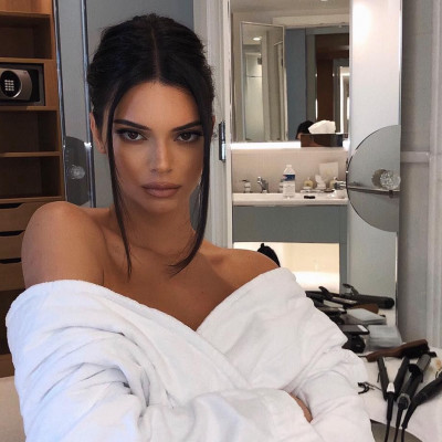 Το photoshop της Kendall Jenner στη νέα της φωτογραφία, έκανε τους fans της έξω φρενών