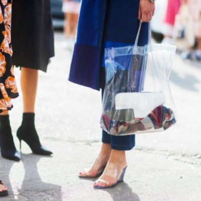 Διάφανη τσάντα: Η νέα εμμονή των it girls και πώς να την υιοθετήσεις