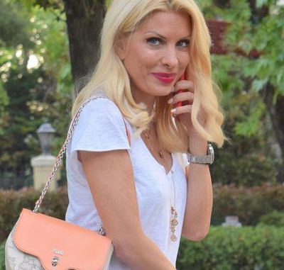 Η Ελένη Μενεγάκη φωτογράφησε την κόρη της στην παραλία στα Άχλα