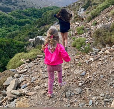 Ελένη Μενεγάκη: Οι νέες φωτο με τις κόρες της να βολτάρουν στην Άνδρο έριξαν το Instagram