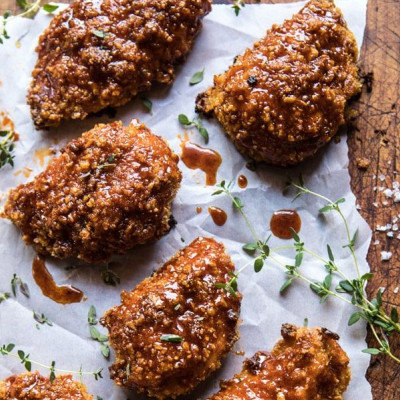 Πώς θα φτιάξεις μόνη σου πανέ κοτόπουλο με sauce από μέλι