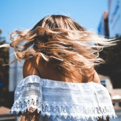 Hair inspo: Εύκολα χτενίσματα για να υποδεχθείς τον Ιούνιο