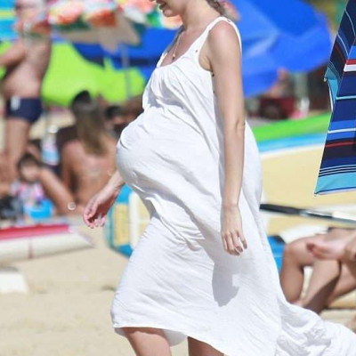 Λίγο πριν γεννήσει η star κυκλοφορεί με μπικίνι και το σώμα της είναι κάπως έτσι