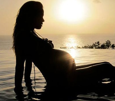 10 φορές που διάσημες μαμάδες μας έδειξαν την κοιλίτσα τους φορώντας μόνο το μαγιό τους (pics)