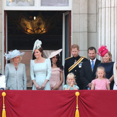 Αυτός είναι ο λόγος που η Meghan Markle δεν στεκόταν μπροστά-μπροστά στο μπαλκόνι του Buckingham