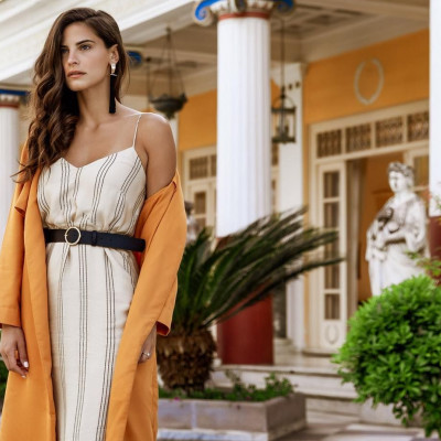 Η Χριστίνα Μπόμπα μας δείχνει πώς να γραμμώσουμε το σώμα μας χωρίς κοιλιακούς